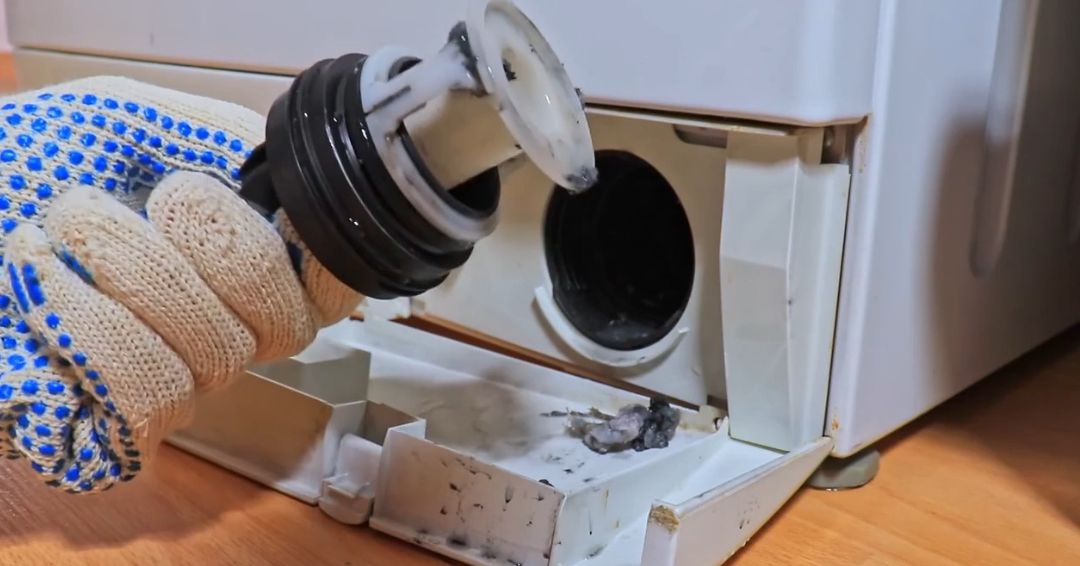 Začepljen filter pumpe može izazvati loše izbacivanje vode i neprijatan miris iz veš mašine
