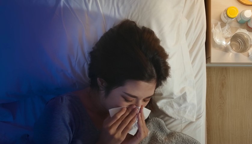 Žena izduvava nos usled prehleda