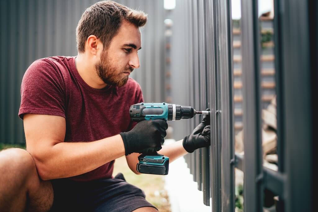 Korišćenje akumulatorske bušilice prilikom montaže metalne ograde