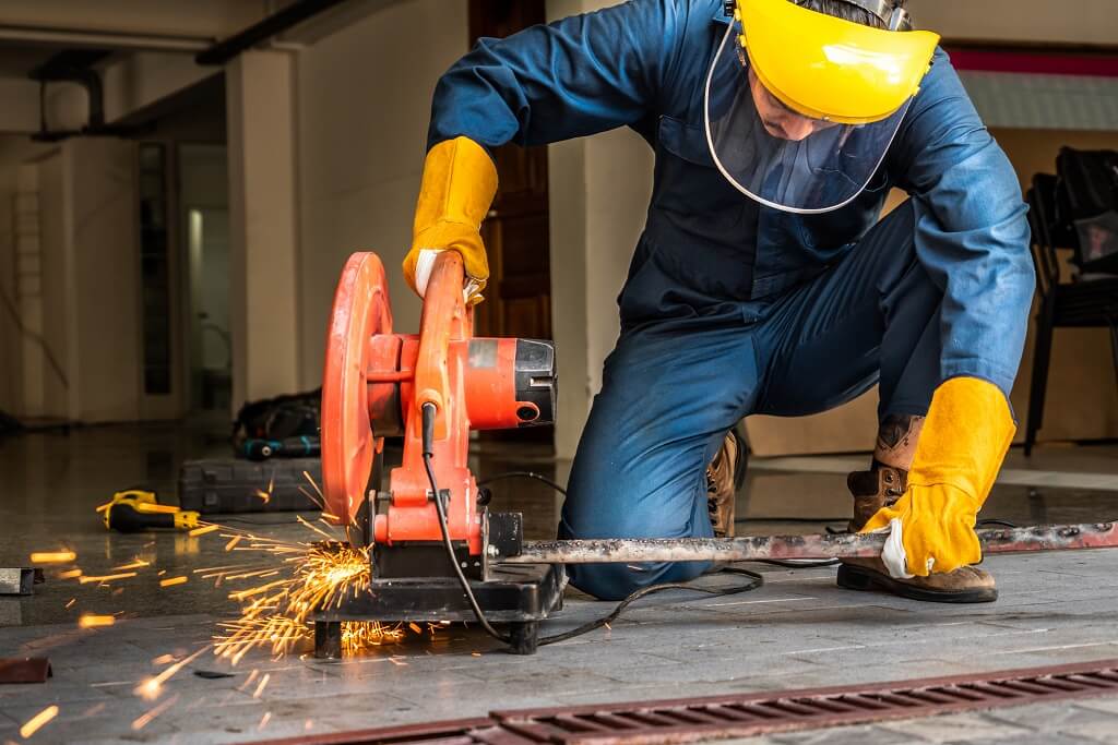 Električni alat za sečenje metala tokom zahtevnog rada u radionici