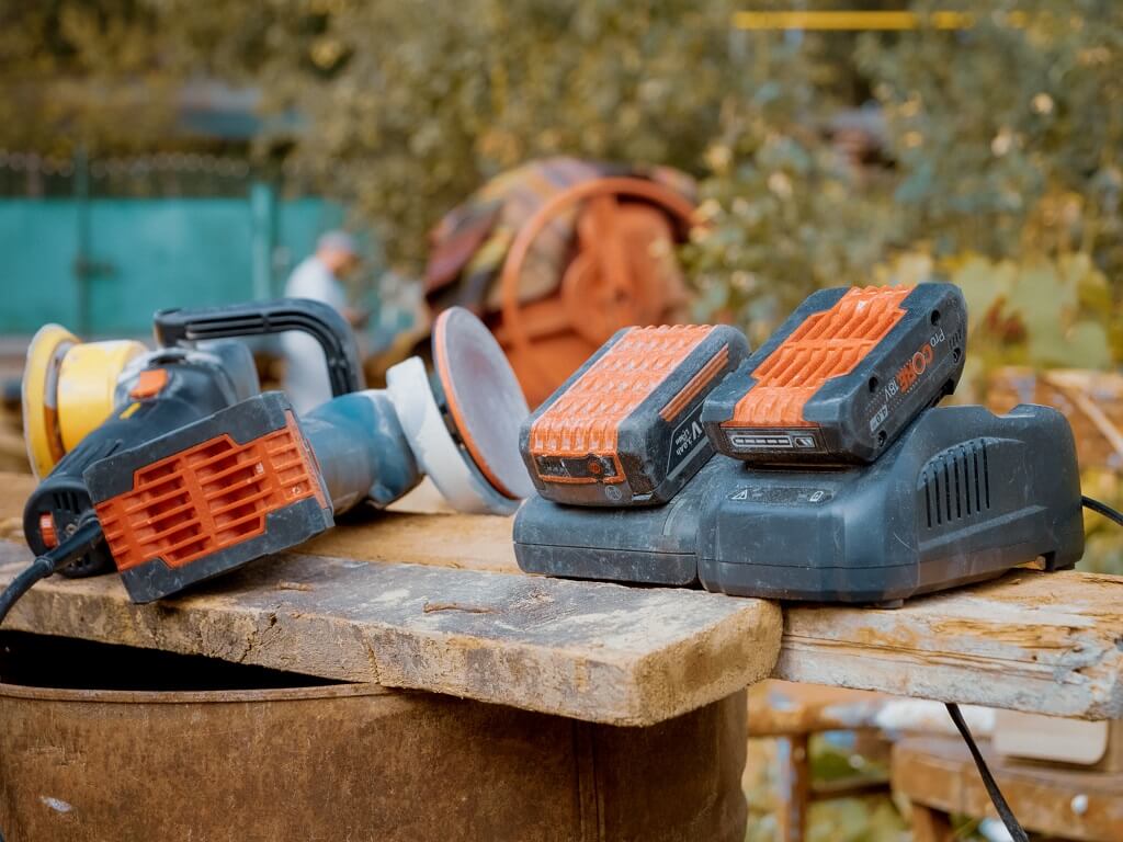 Baterije za akumulatorski alat na punjaču u radionici