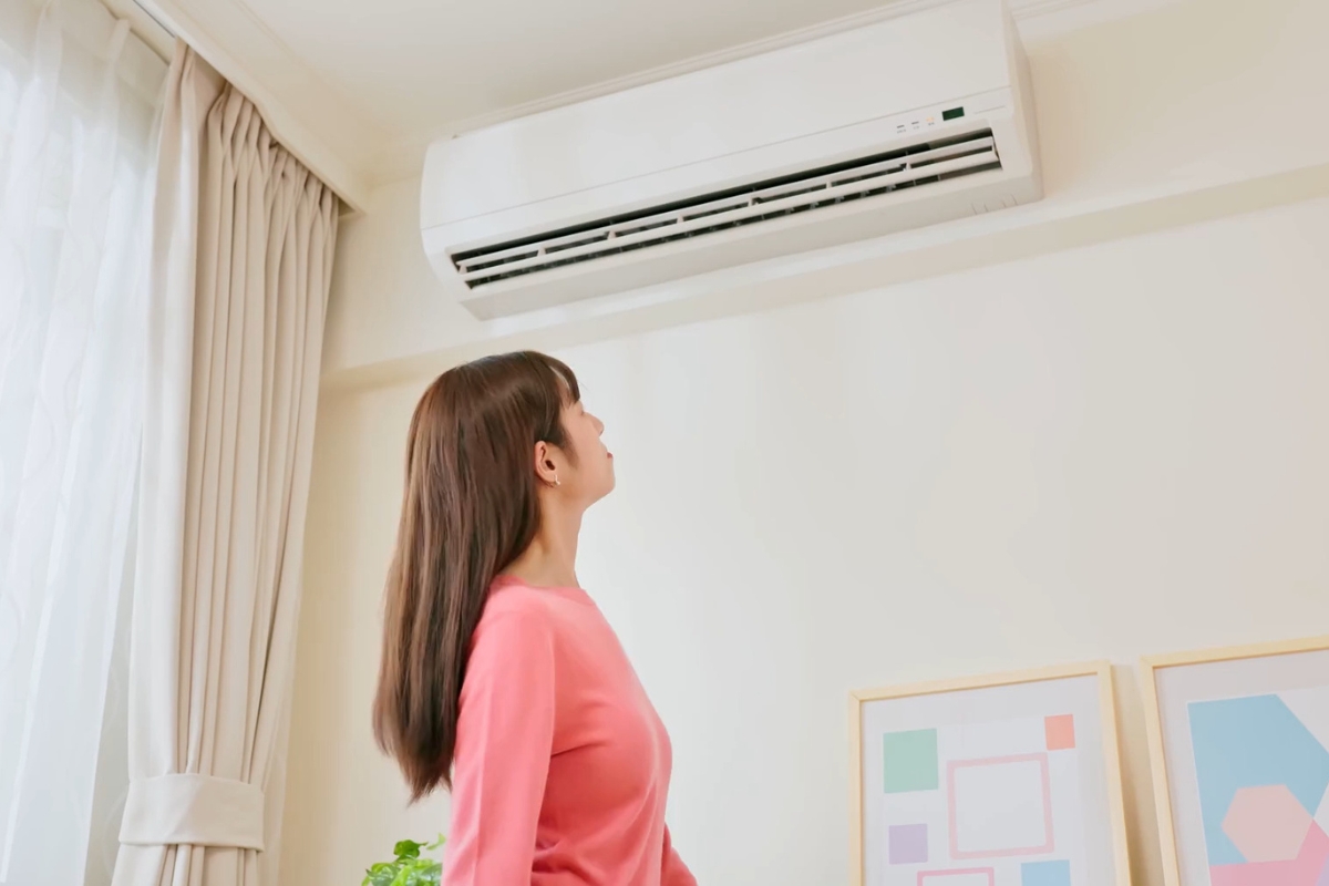 devojka proverava klimu koja smrdi