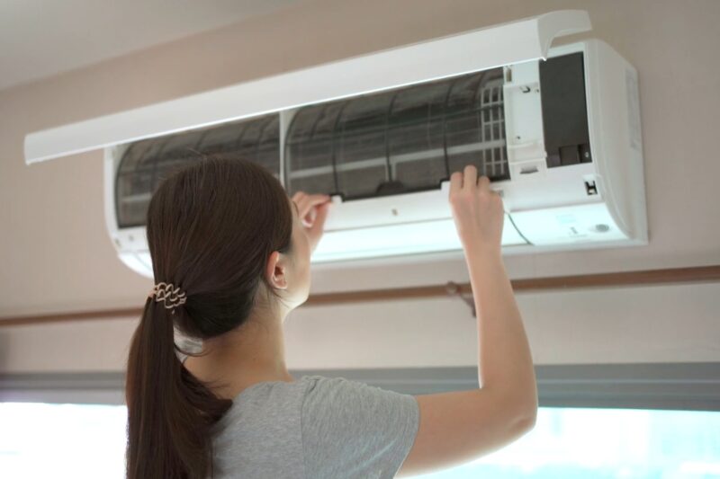 devojka skida filter od klime