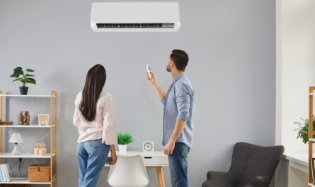 momak i devojka uključuju klima uređaj