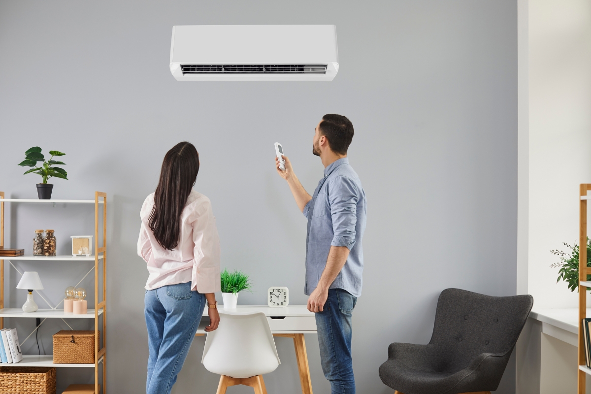 momak i devojka uključuju klima uređaj